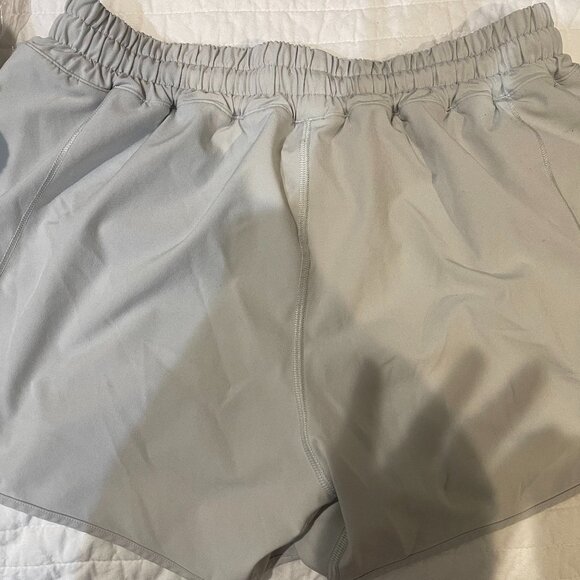 Lululemon Hotty Hot Shorts 2.5 inch - Picture 2 of 4